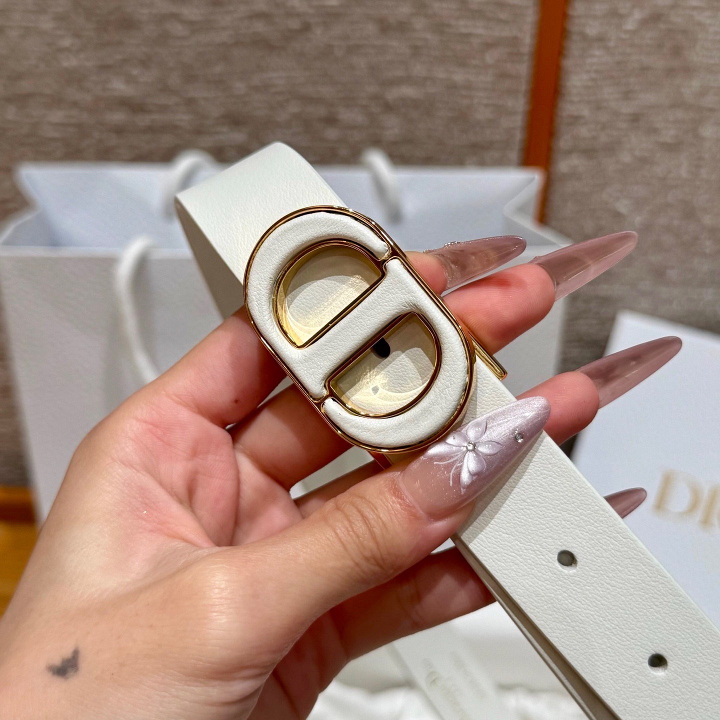 -迪家dior新款女士腰带
这款30Montaigne 腰带从同名经典手袋👜汲取灵感，采用棕色光滑牛皮革