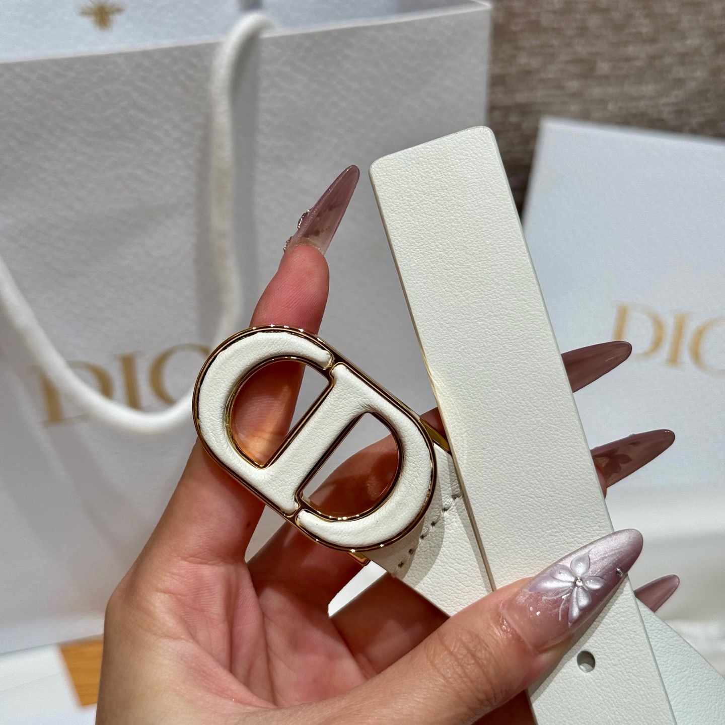 -迪家dior新款女士腰带
这款30Montaigne 腰带从同名经典手袋👜汲取灵感，采用棕色光滑牛皮革