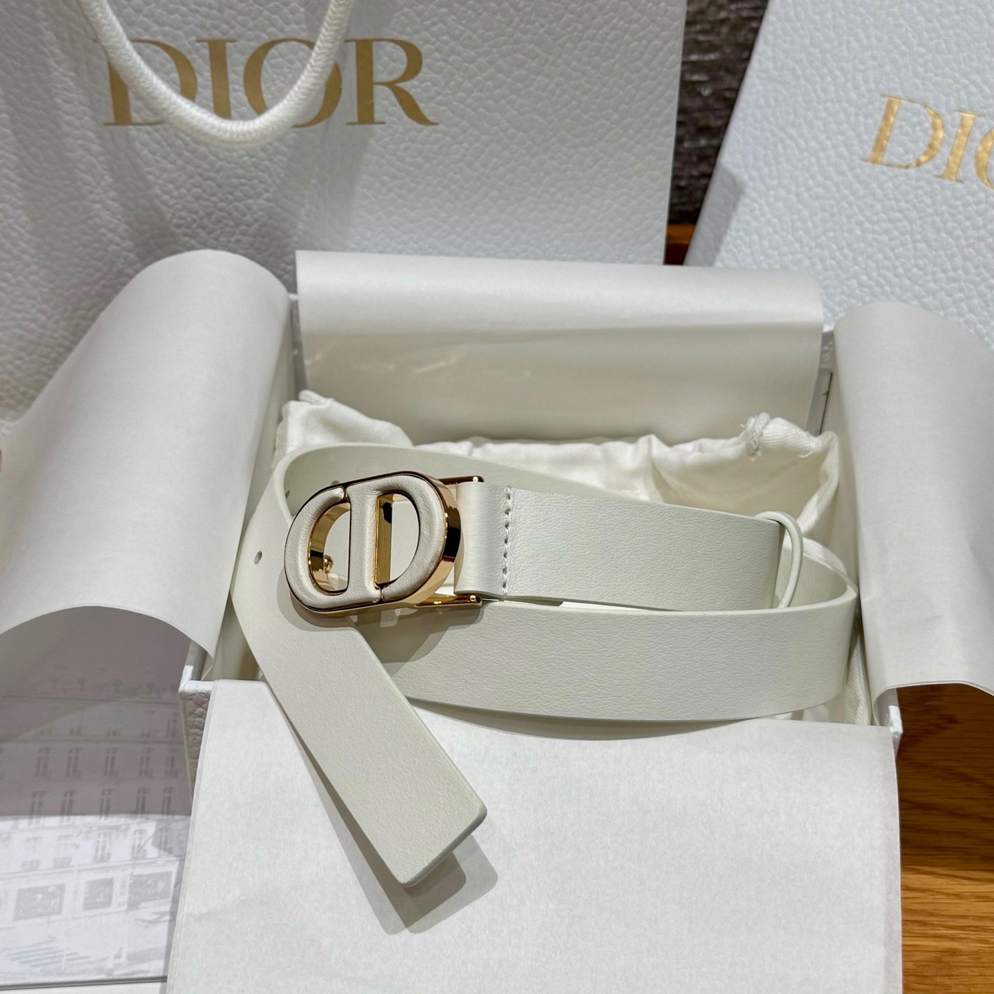 -迪家dior新款女士腰带
这款30Montaigne 腰带从同名经典手袋👜汲取灵感，采用棕色光滑牛皮革