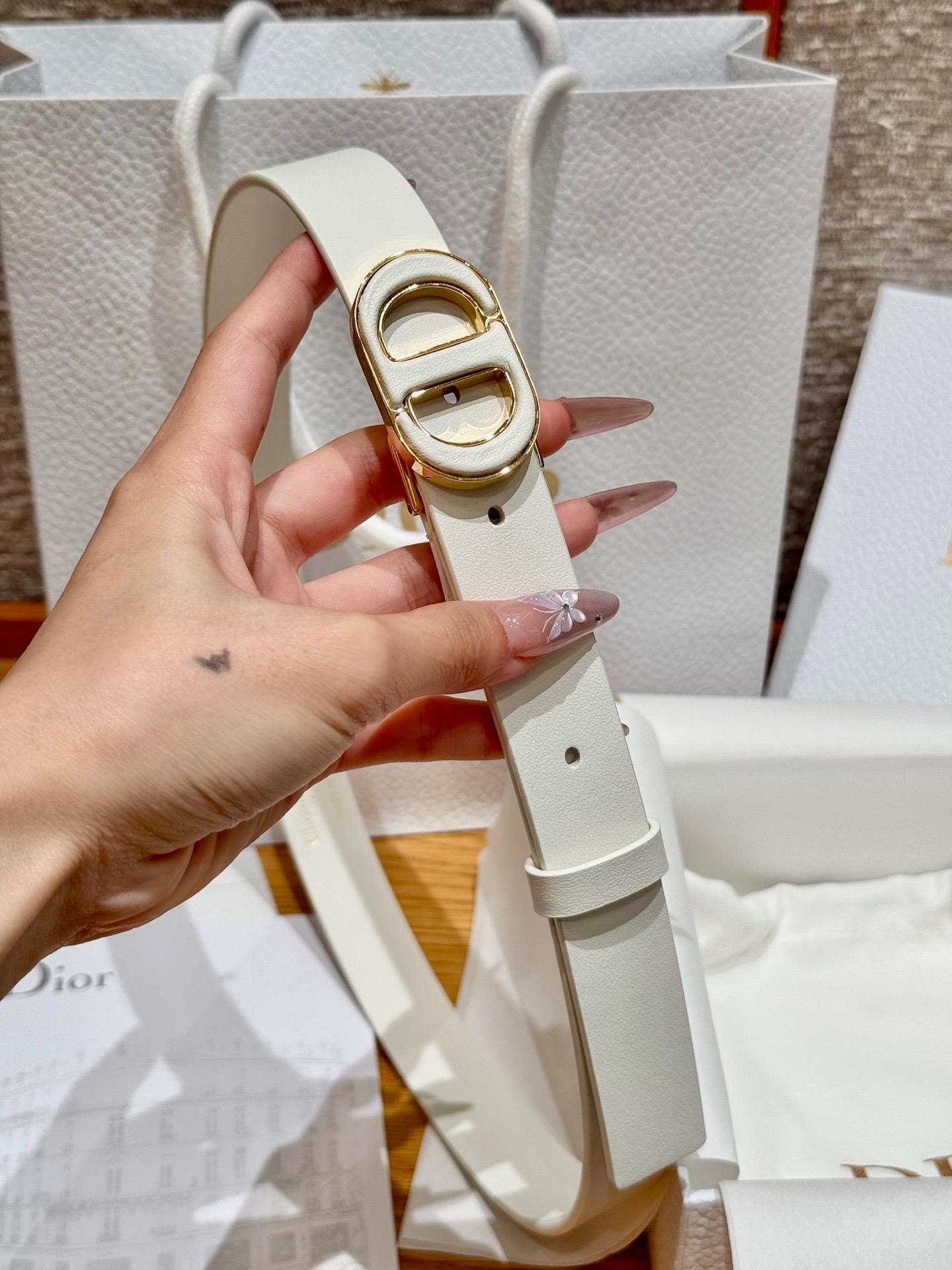 -迪家dior新款女士腰带
这款30Montaigne 腰带从同名经典手袋👜汲取灵感，采用棕色光滑牛皮革