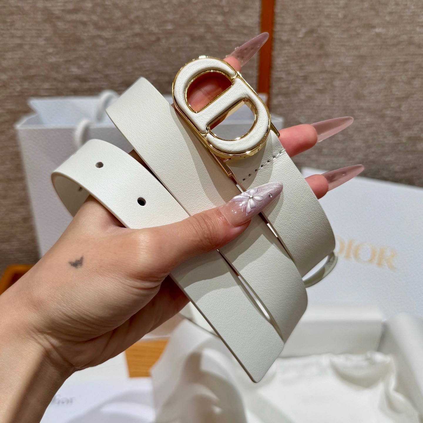-迪家dior新款女士腰带
这款30Montaigne 腰带从同名经典手袋👜汲取灵感，采用棕色光滑牛皮革
