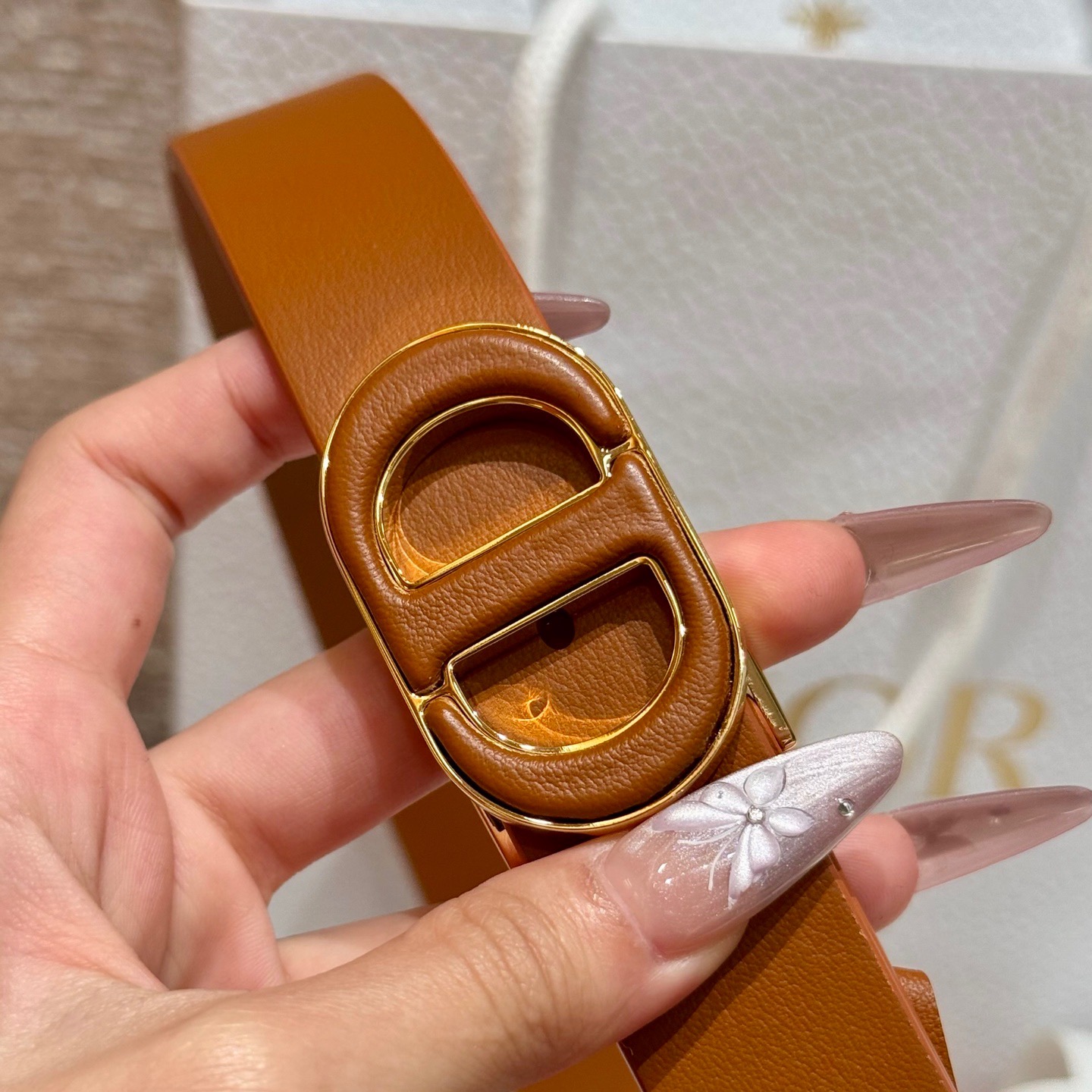 -迪家dior新款女士腰带
这款30Montaigne 腰带从同名经典手袋👜汲取灵感，采用棕色光滑牛皮革