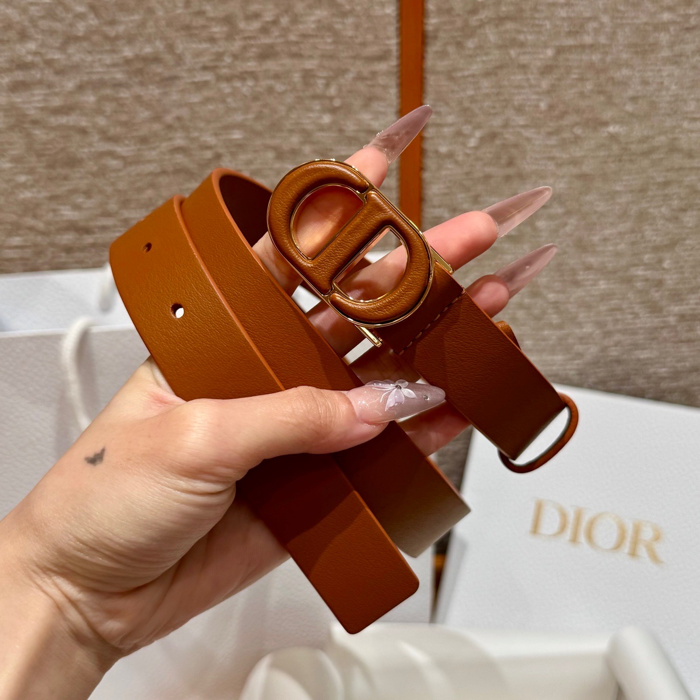 -迪家dior新款女士腰带
这款30Montaigne 腰带从同名经典手袋👜汲取灵感，采用棕色光滑牛皮革