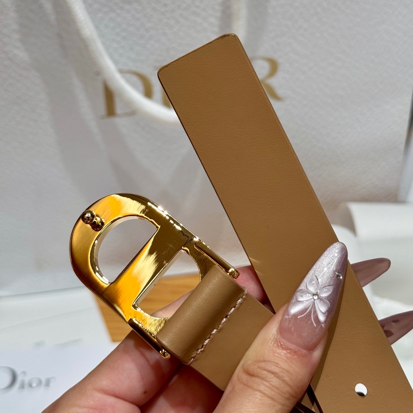 -迪家dior新款女士腰带
这款30Montaigne 腰带从同名经典手袋👜汲取灵感，采用棕色光滑牛皮革