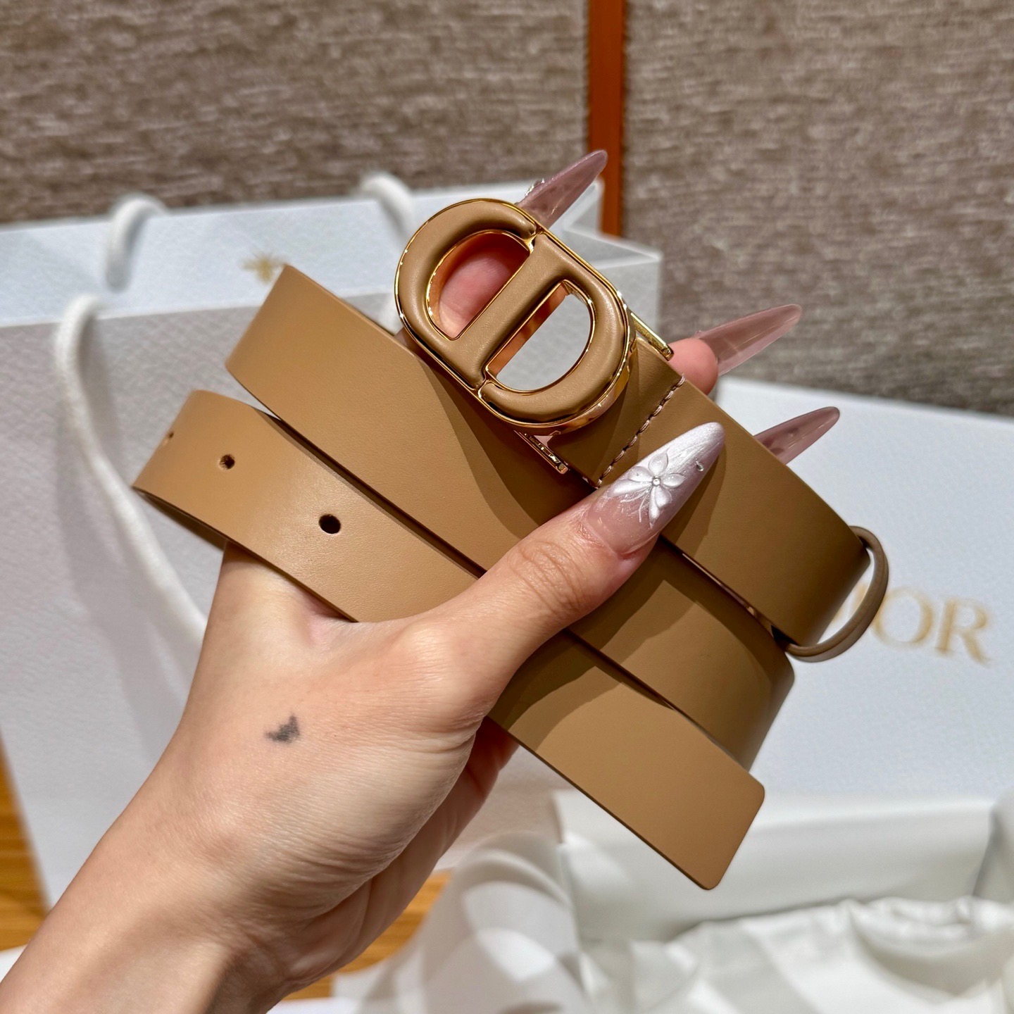 -迪家dior新款女士腰带
这款30Montaigne 腰带从同名经典手袋👜汲取灵感，采用棕色光滑牛皮革