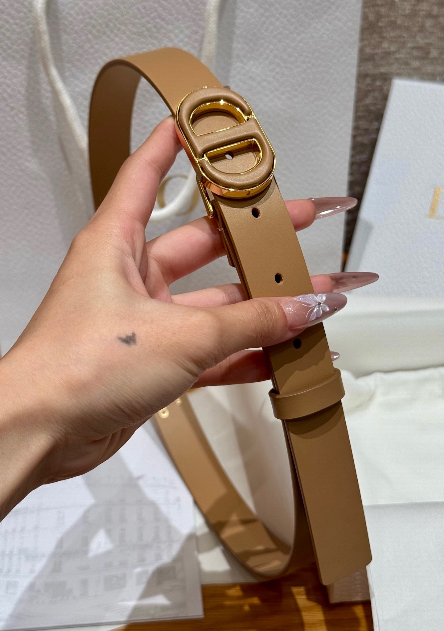 -迪家dior新款女士腰带
这款30Montaigne 腰带从同名经典手袋👜汲取灵感，采用棕色光滑牛皮革