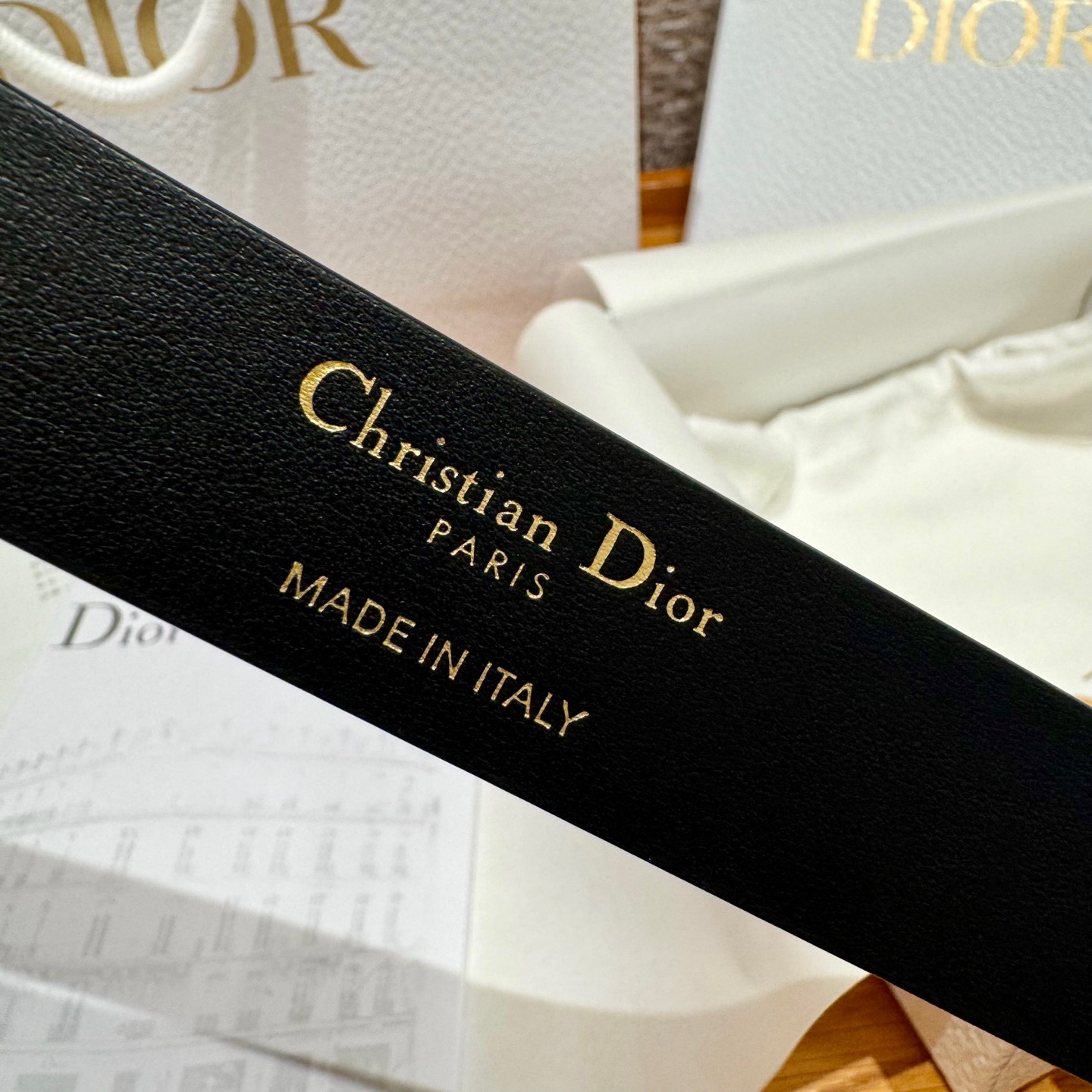 -迪家dior新款女士腰带
这款30Montaigne 腰带从同名经典手袋👜汲取灵感，采用棕色光滑牛皮革