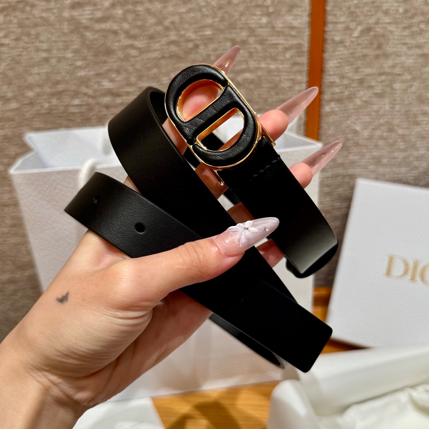 -迪家dior新款女士腰带
这款30Montaigne 腰带从同名经典手袋👜汲取灵感，采用棕色光滑牛皮革
