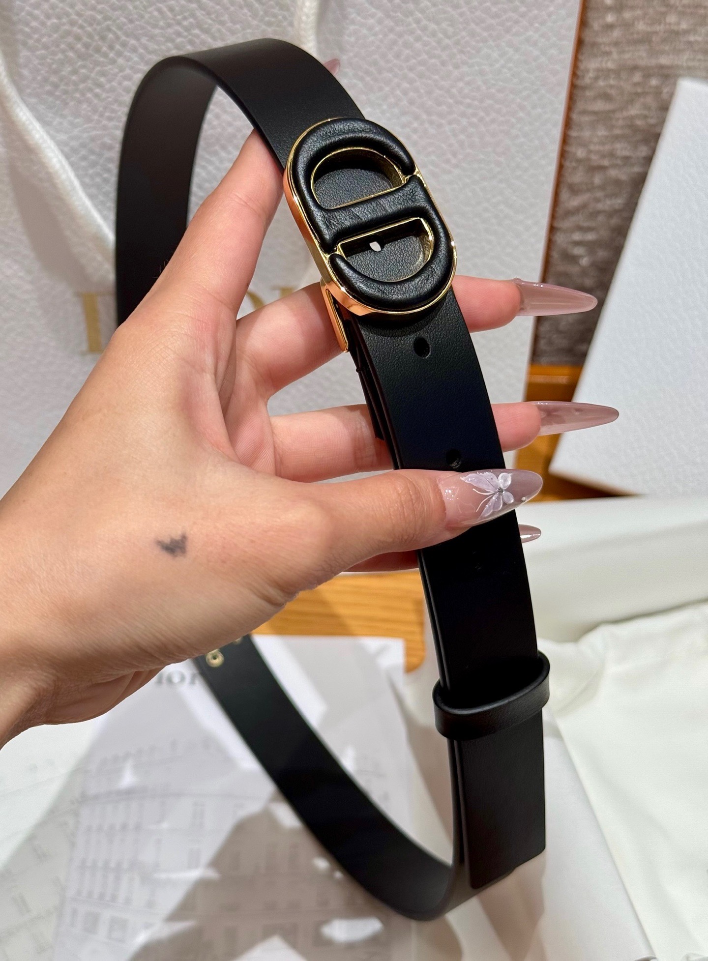 -迪家dior新款女士腰带
这款30Montaigne 腰带从同名经典手袋👜汲取灵感，采用棕色光滑牛皮革