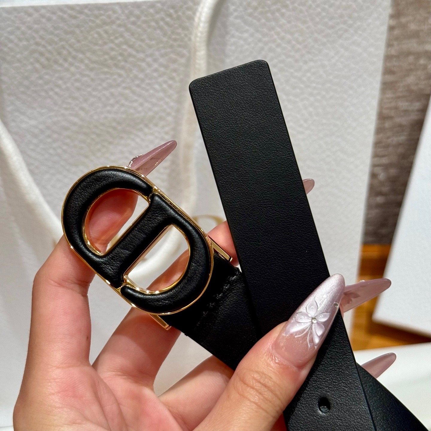 -迪家dior新款女士腰带
这款30Montaigne 腰带从同名经典手袋👜汲取灵感，采用棕色光滑牛皮革