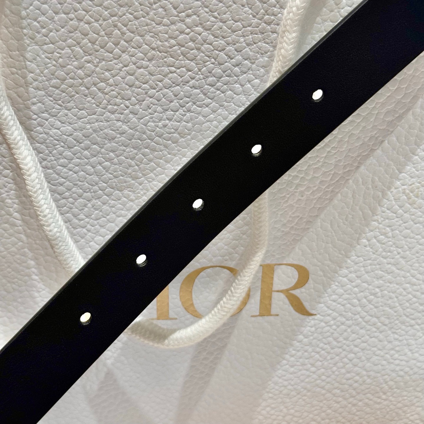 -迪家dior新款女士腰带
这款30Montaigne 腰带从同名经典手袋👜汲取灵感，采用棕色光滑牛皮革