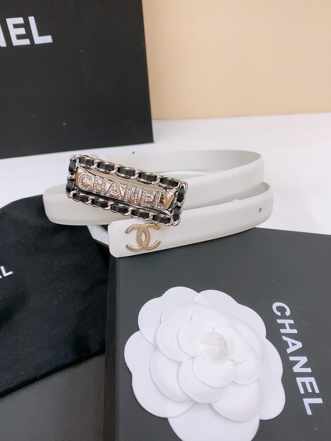 -香家经典款双C腰带
经典双C皮带腰带，编织五金搭配小牛皮皮带身，质感满分，简直身春日里的点睛之笔，皮带