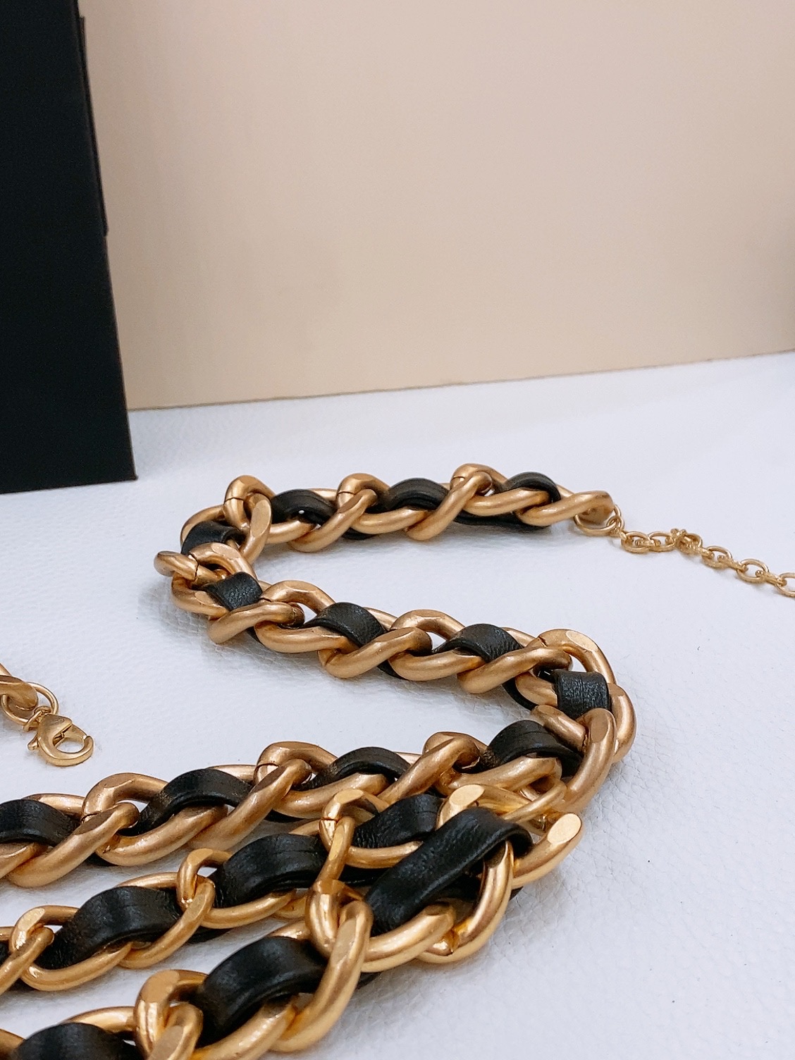 -Chanel 黄铜金属.经典链条logo腰链 精致优雅 均码 
             三层链 简单