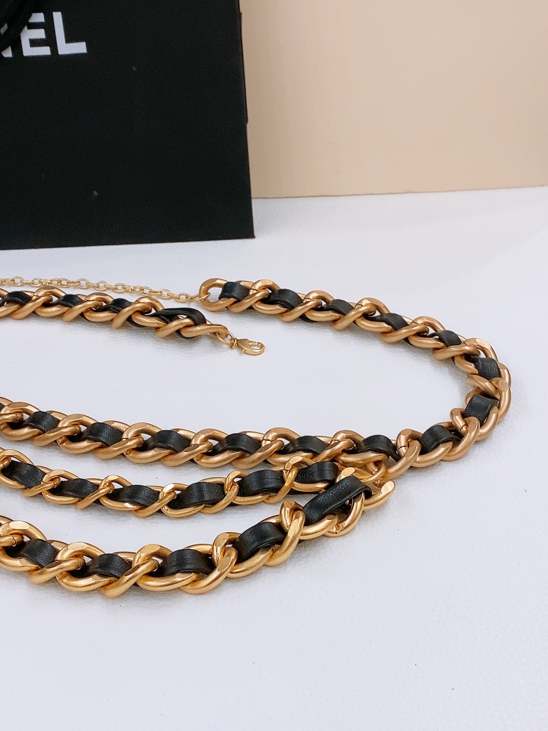 -Chanel 黄铜金属.经典链条logo腰链 精致优雅 均码 
             三层链 简单