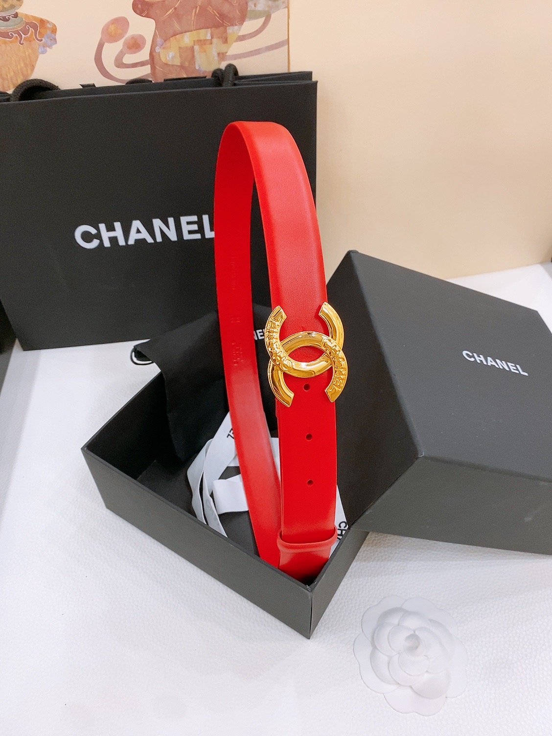 -chanel belt
经典双C皮带腰带，CC五金搭配进口胎牛皮带身，质感满分，简直身春日里的点睛之笔