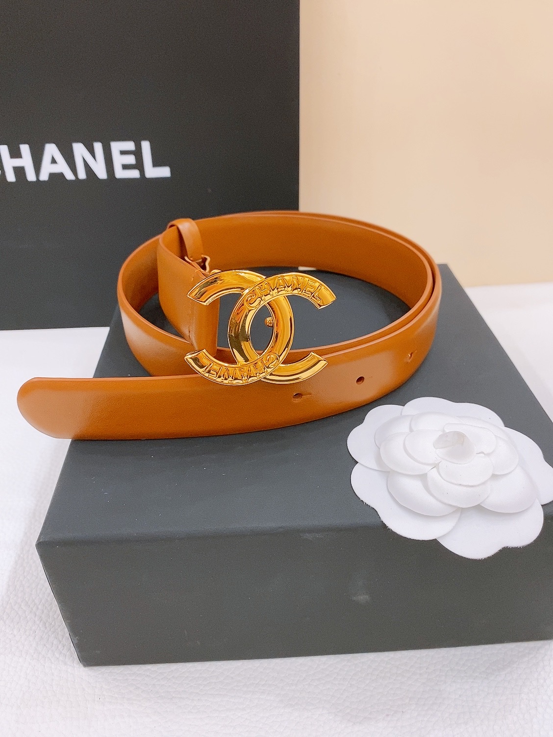 -chanel belt
经典双C皮带腰带，CC五金搭配进口胎牛皮带身，质感满分，简直身春日里的点睛之笔