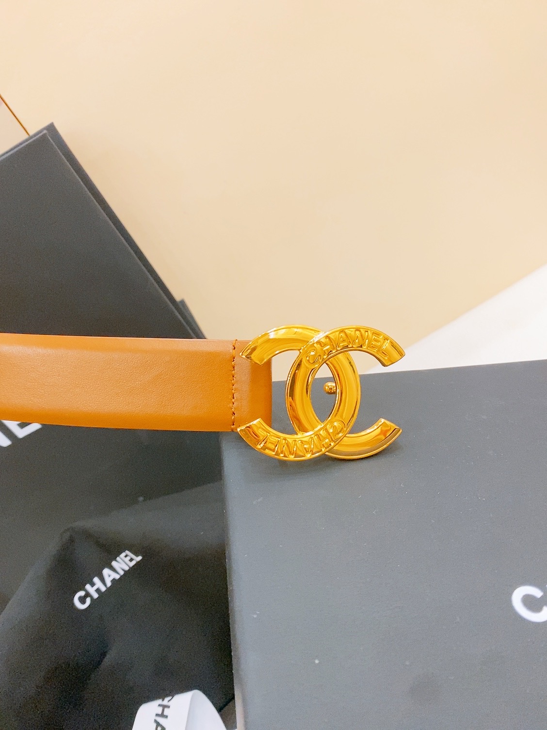 -chanel belt
经典双C皮带腰带，CC五金搭配进口胎牛皮带身，质感满分，简直身春日里的点睛之笔