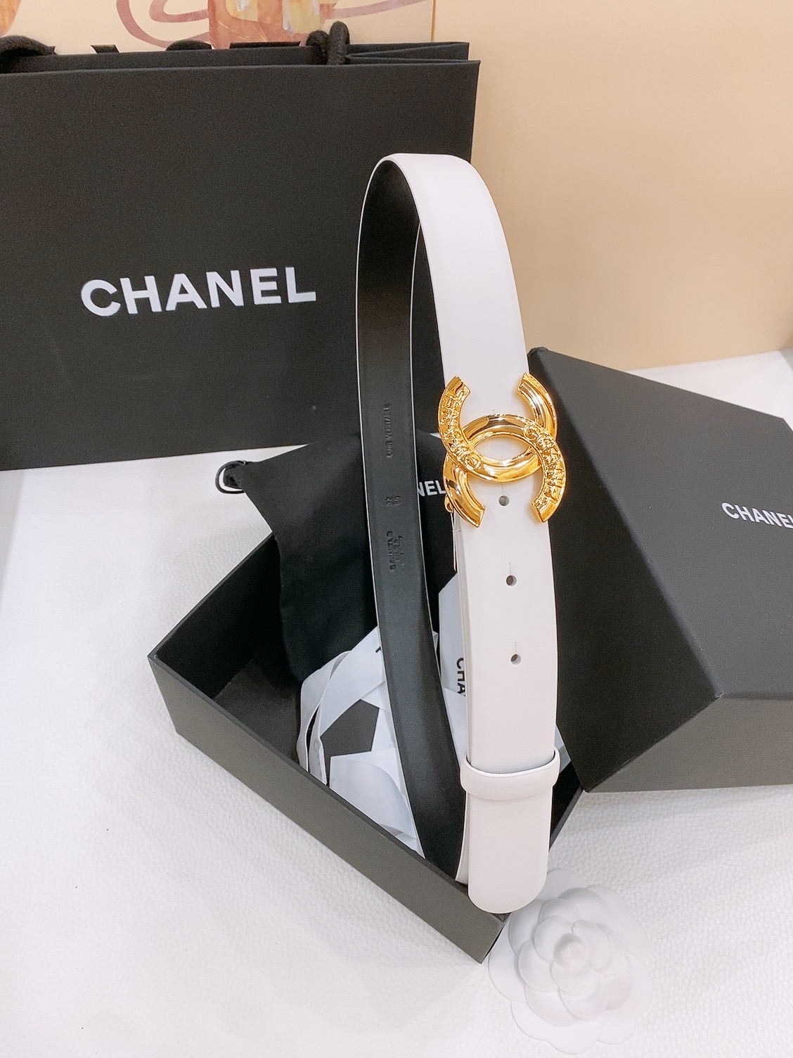 -chanel belt
经典双C皮带腰带，CC五金搭配进口胎牛皮带身，质感满分，简直身春日里的点睛之笔
