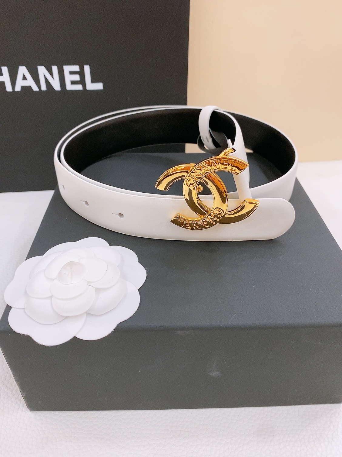 -chanel belt
经典双C皮带腰带，CC五金搭配进口胎牛皮带身，质感满分，简直身春日里的点睛之笔