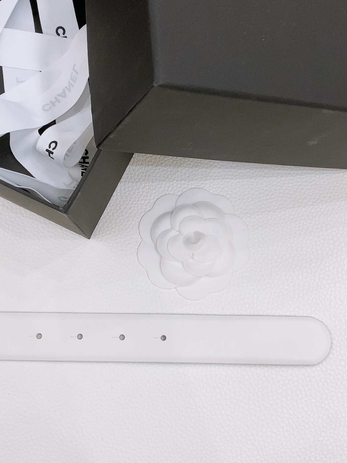 -chanel belt
经典双C皮带腰带，CC五金搭配进口胎牛皮带身，质感满分，简直身春日里的点睛之笔