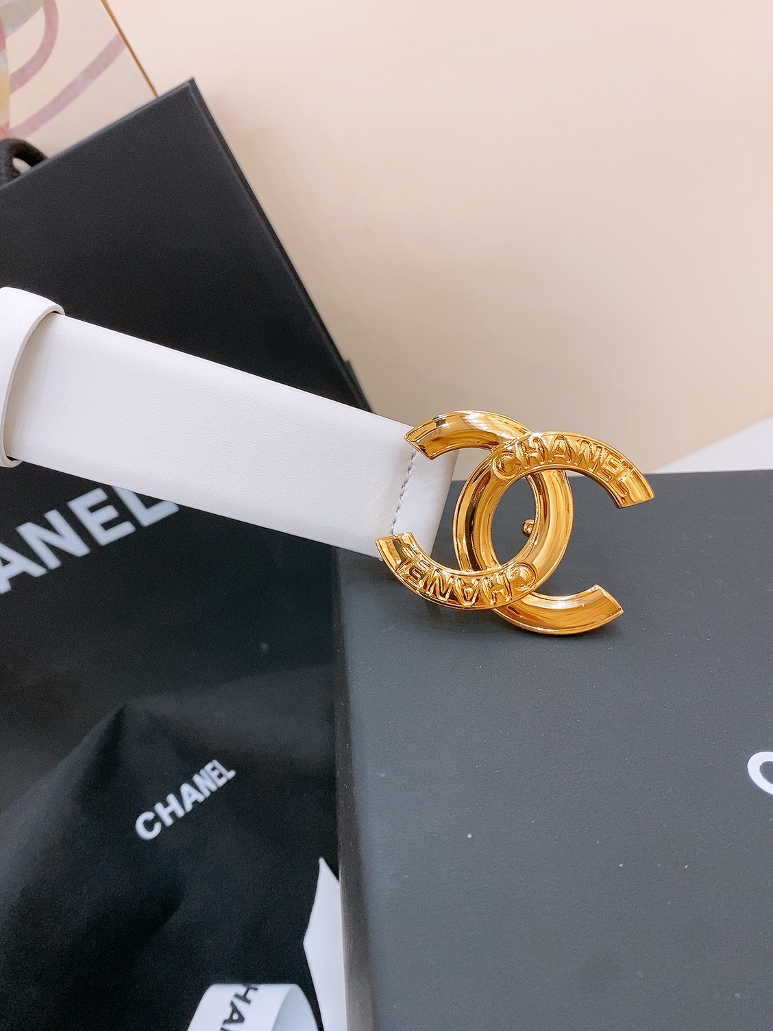 -chanel belt
经典双C皮带腰带，CC五金搭配进口胎牛皮带身，质感满分，简直身春日里的点睛之笔