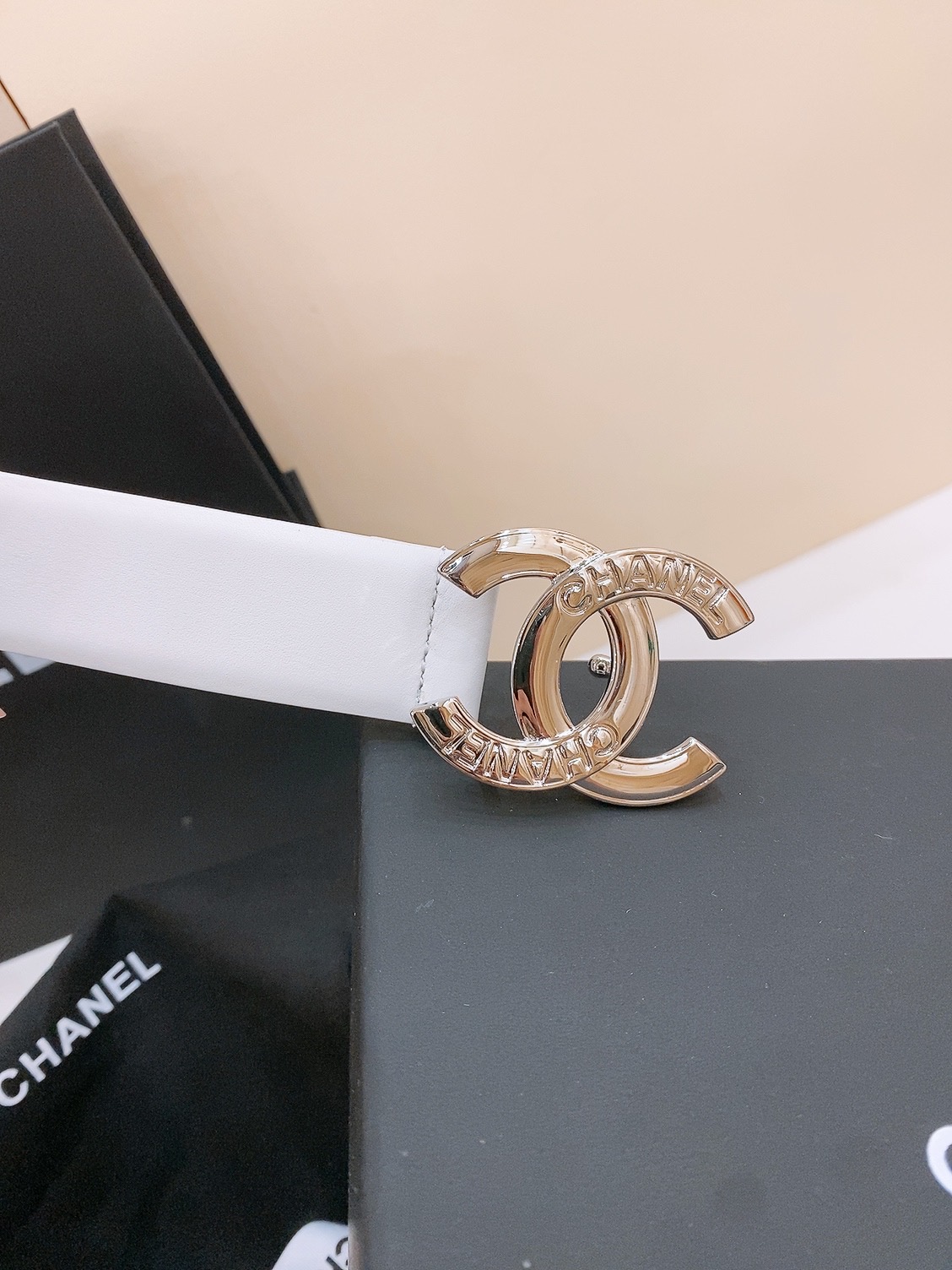 -chanel belt
经典双C皮带腰带，CC五金搭配进口胎牛皮带身，质感满分，简直身春日里的点睛之笔