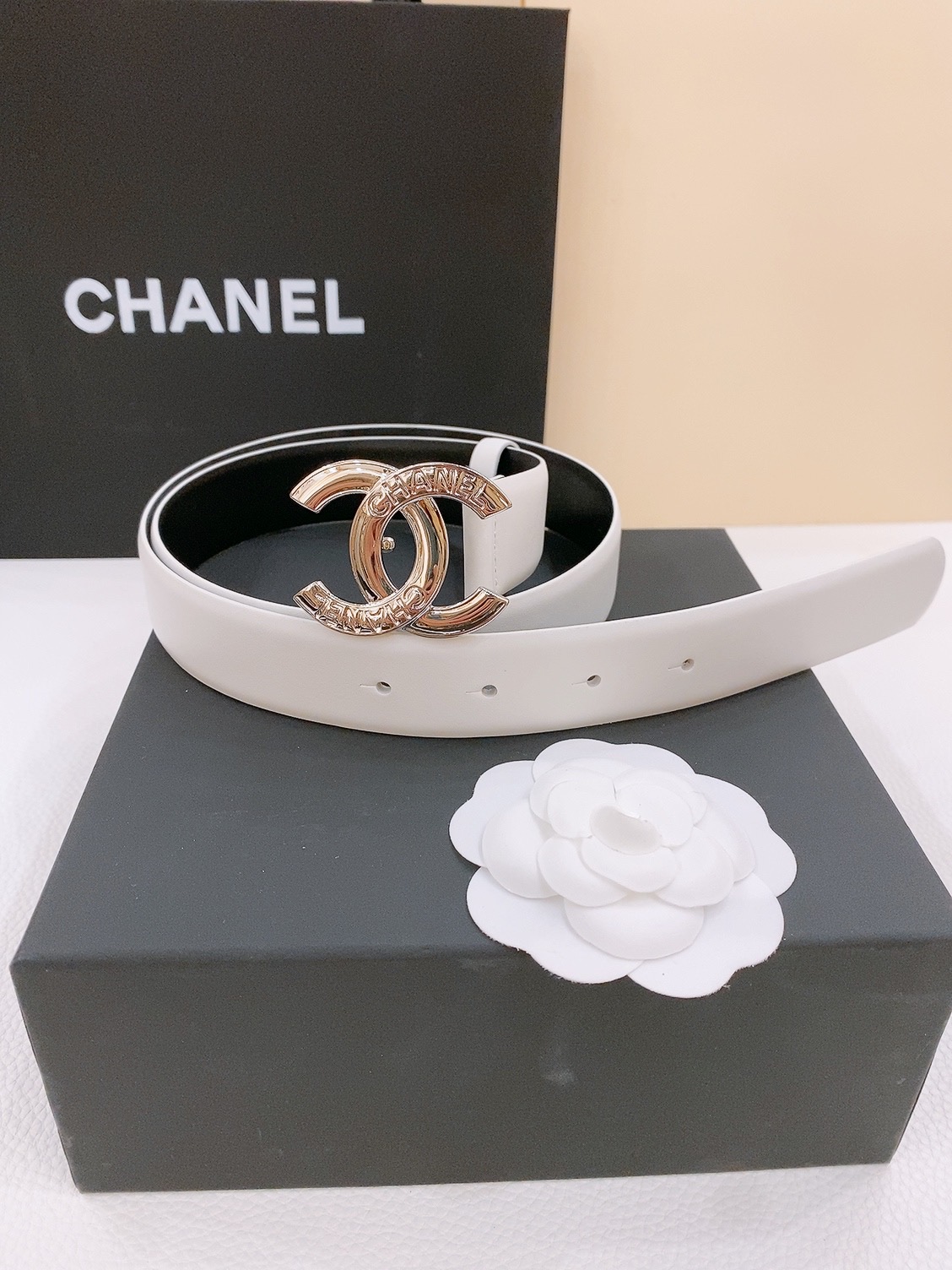 -chanel belt
经典双C皮带腰带，CC五金搭配进口胎牛皮带身，质感满分，简直身春日里的点睛之笔