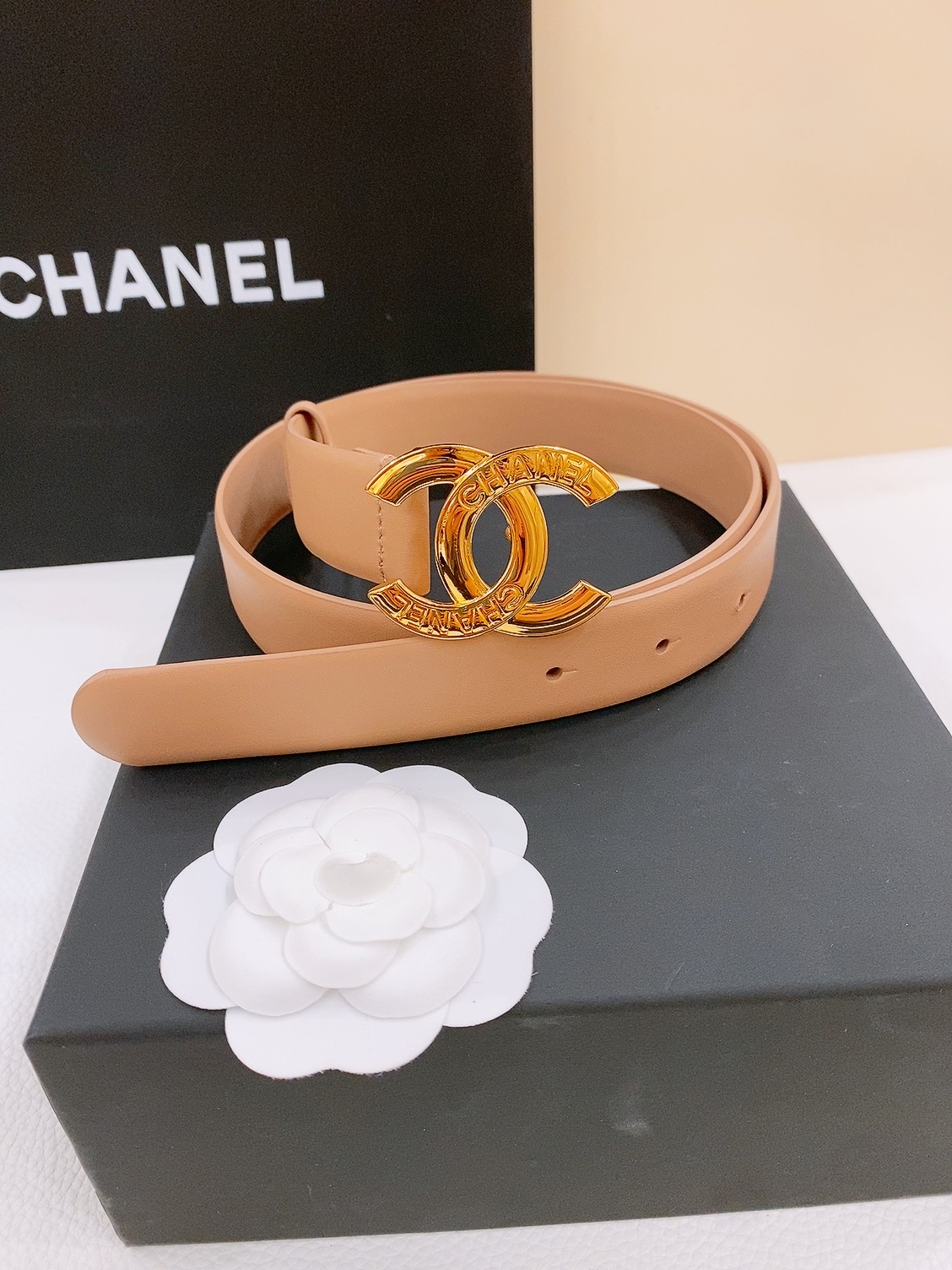 -chanel belt
经典双C皮带腰带，CC五金搭配进口胎牛皮带身，质感满分，简直身春日里的点睛之笔