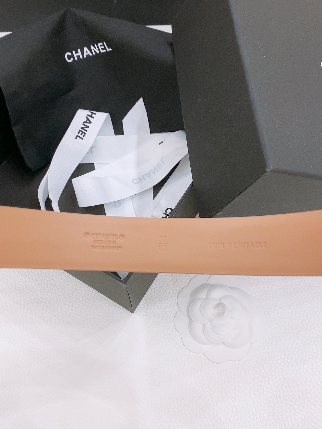 -chanel belt
经典双C皮带腰带，CC五金搭配进口胎牛皮带身，质感满分，简直身春日里的点睛之笔