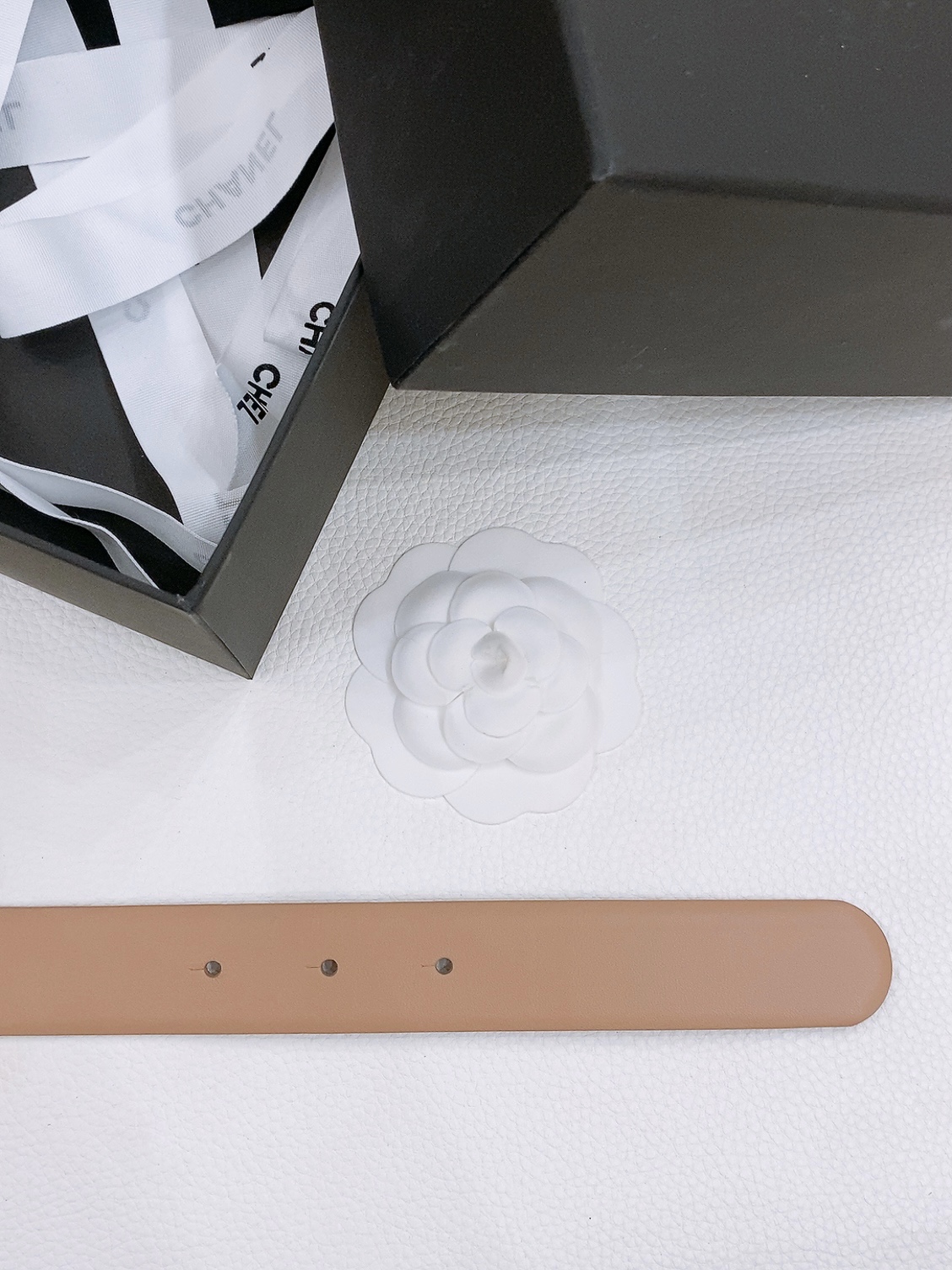 -chanel belt
经典双C皮带腰带，CC五金搭配进口胎牛皮带身，质感满分，简直身春日里的点睛之笔