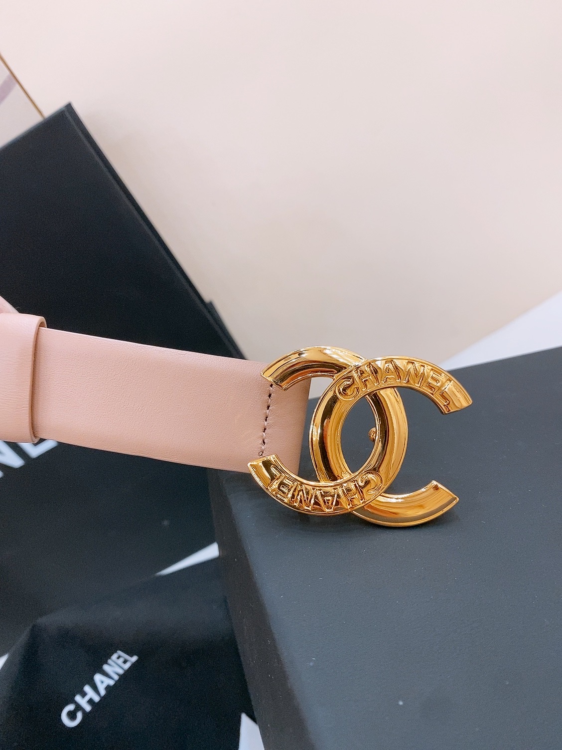 -chanel belt
经典双C皮带腰带，CC五金搭配进口胎牛皮带身，质感满分，简直身春日里的点睛之笔
