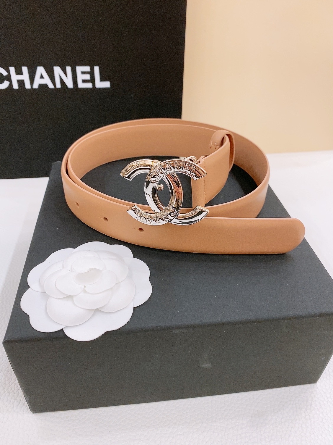 -chanel belt
经典双C皮带腰带，CC五金搭配进口胎牛皮带身，质感满分，简直身春日里的点睛之笔