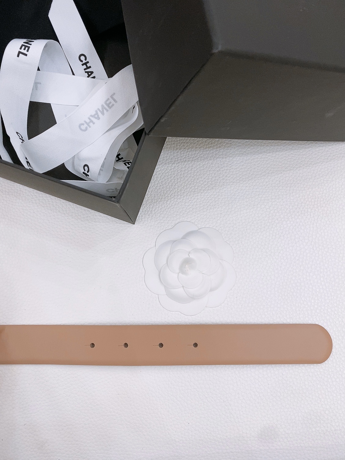 -chanel belt
经典双C皮带腰带，CC五金搭配进口胎牛皮带身，质感满分，简直身春日里的点睛之笔