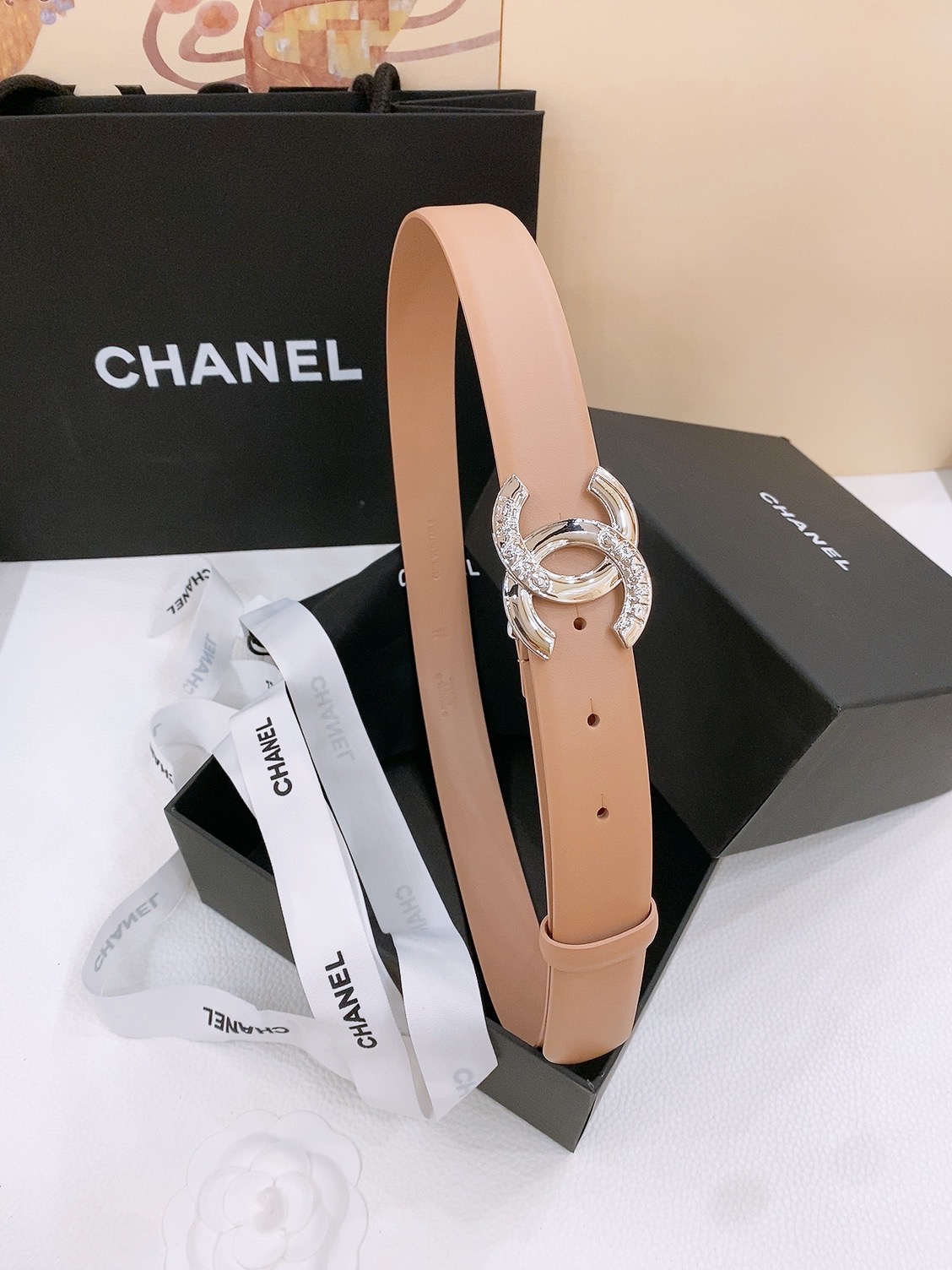 -chanel belt
经典双C皮带腰带，CC五金搭配进口胎牛皮带身，质感满分，简直身春日里的点睛之笔