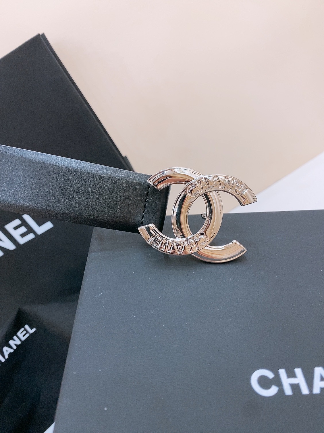 -chanel belt
经典双C皮带腰带，CC五金搭配进口胎牛皮带身，质感满分，简直身春日里的点睛之笔