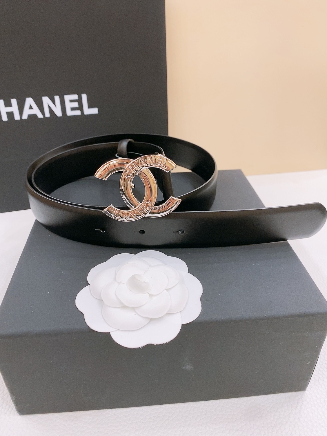 -chanel belt
经典双C皮带腰带，CC五金搭配进口胎牛皮带身，质感满分，简直身春日里的点睛之笔