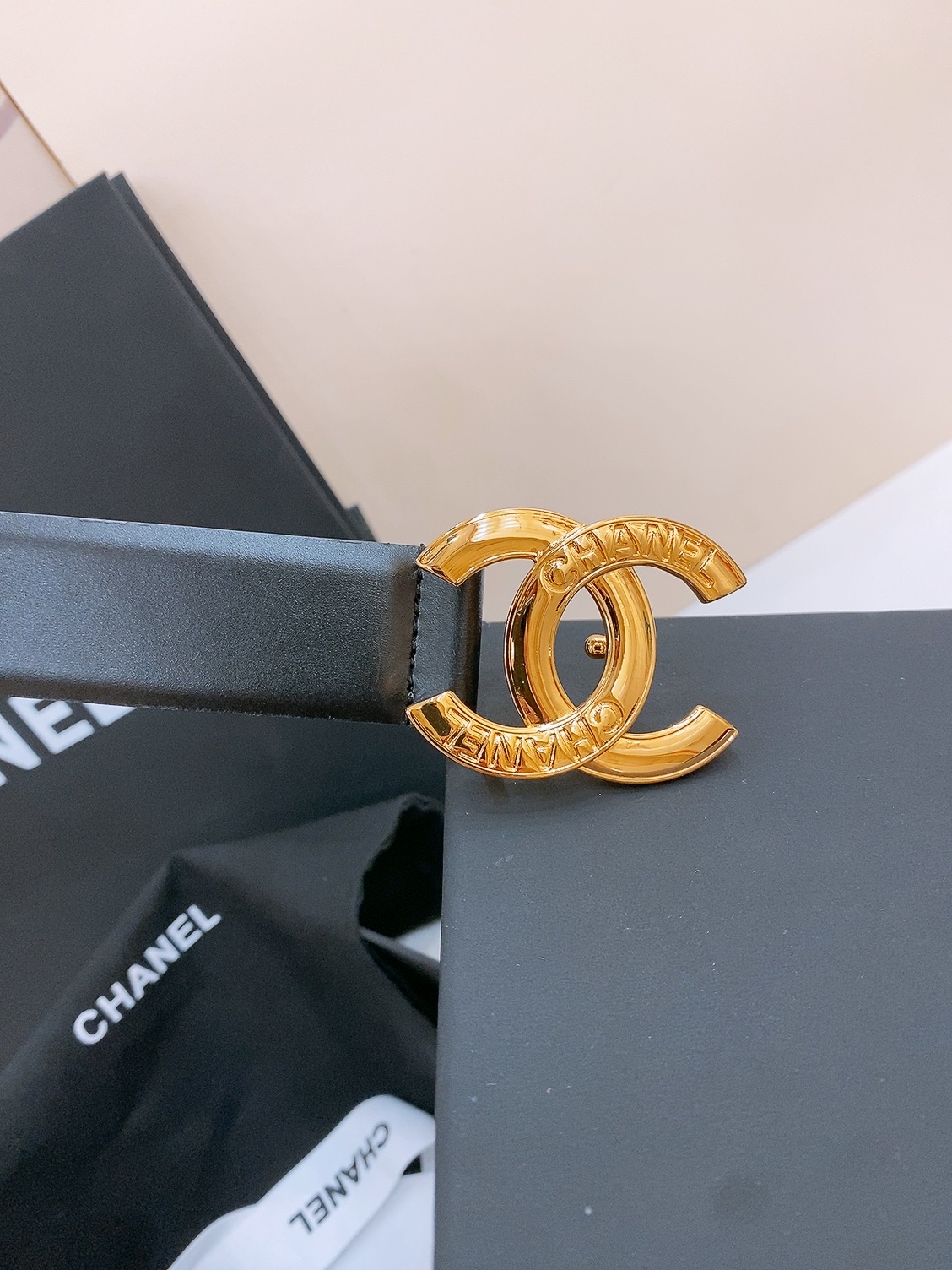 -chanel belt
经典双C皮带腰带，CC五金搭配进口胎牛皮带身，质感满分，简直身春日里的点睛之笔