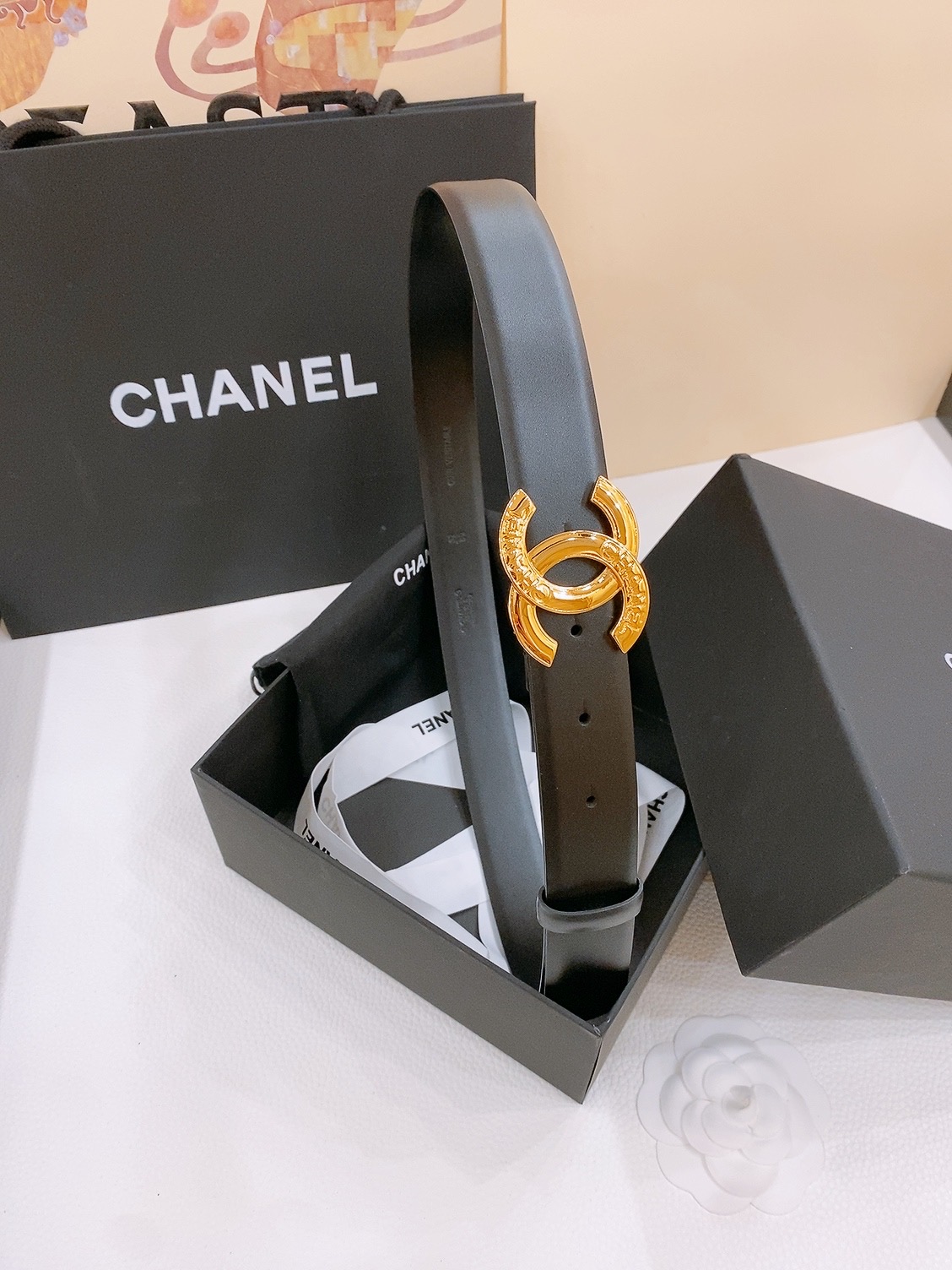 -chanel belt
经典双C皮带腰带，CC五金搭配进口胎牛皮带身，质感满分，简直身春日里的点睛之笔