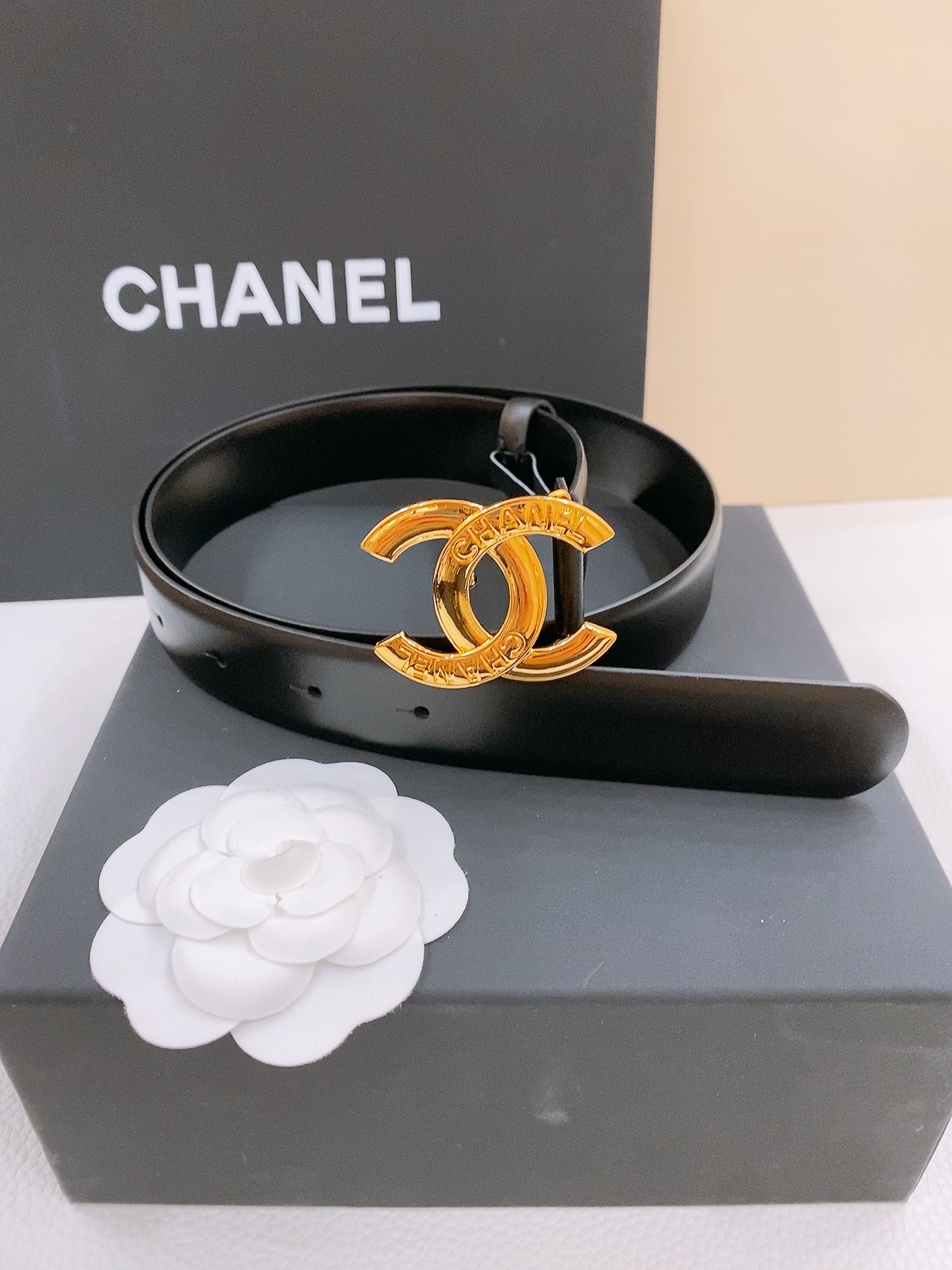 -chanel belt
经典双C皮带腰带，CC五金搭配进口胎牛皮带身，质感满分，简直身春日里的点睛之笔