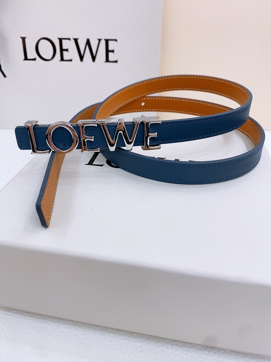 P175 代购正品级🚀罗意威女士腰带-Loewe 光滑牛皮革腰带，侧面饰以金属LOEWE标志，铜五金内穿 宽1.5cm，五孔调节。