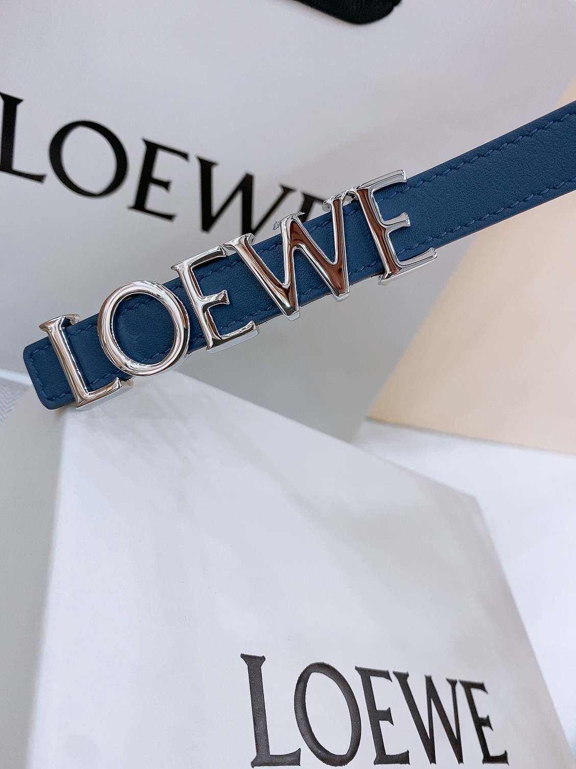 P175 代购正品级🚀罗意威女士腰带-Loewe 光滑牛皮革腰带，侧面饰以金属LOEWE标志，铜五金内穿 宽1.5cm，五孔调节。