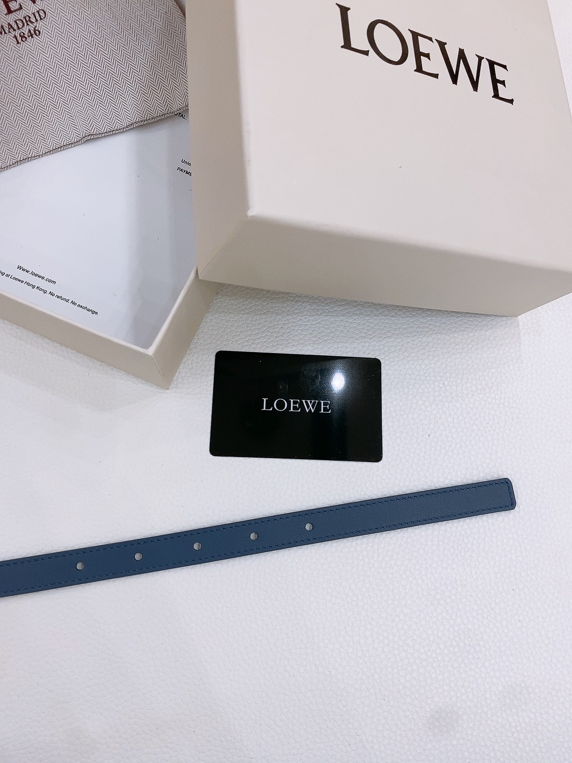 P175 代购正品级🚀罗意威女士腰带-Loewe 光滑牛皮革腰带，侧面饰以金属LOEWE标志，铜五金内穿 宽1.5cm，五孔调节。