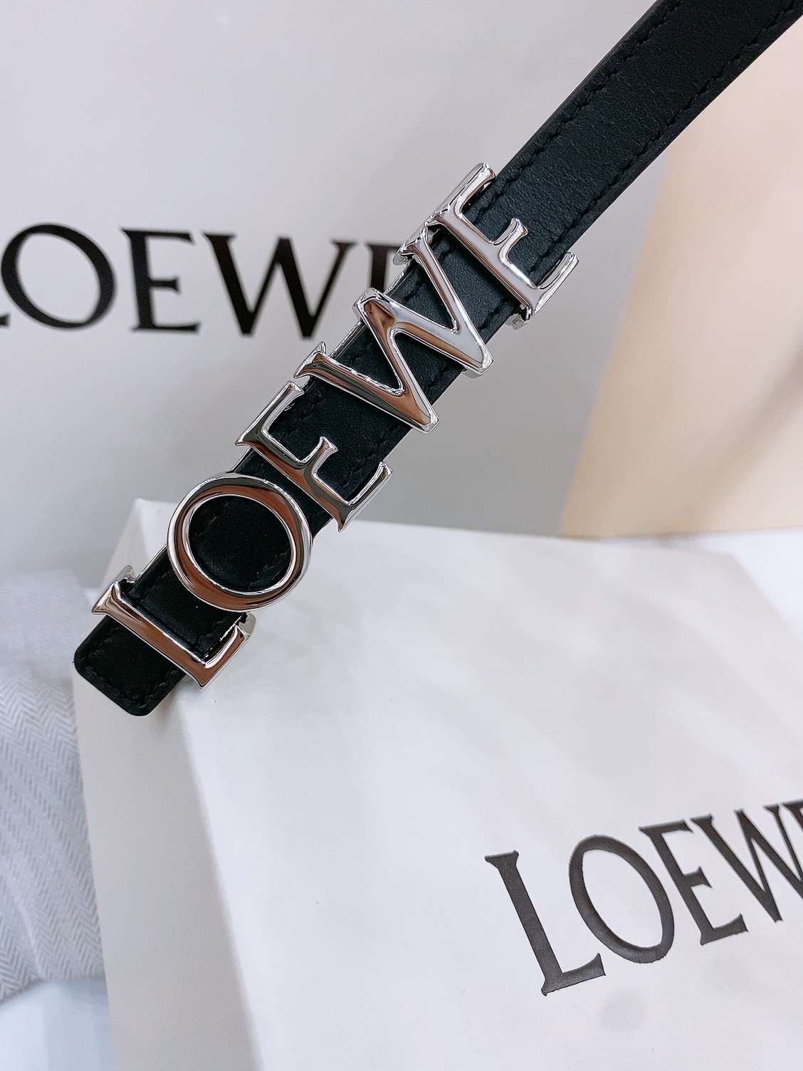 P175 代购正品级🚀罗意威女士腰带-Loewe 光滑牛皮革腰带，侧面饰以金属LOEWE标志，铜五金内穿 宽1.5cm，五孔调节。