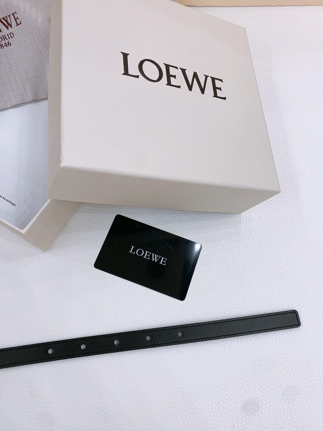 P175 代购正品级🚀罗意威女士腰带-Loewe 光滑牛皮革腰带，侧面饰以金属LOEWE标志，铜五金内穿 宽1.5cm，五孔调节。
