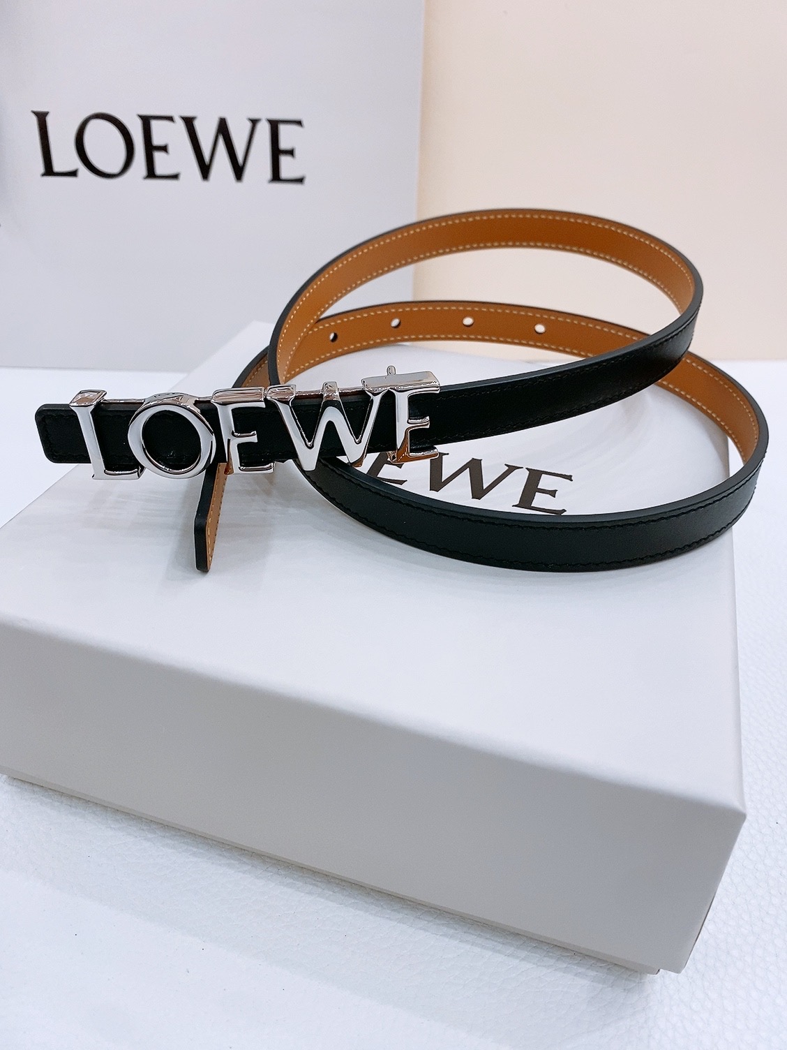 P175 代购正品级🚀罗意威女士腰带-Loewe 光滑牛皮革腰带，侧面饰以金属LOEWE标志，铜五金内穿 宽1.5cm，五孔调节。
