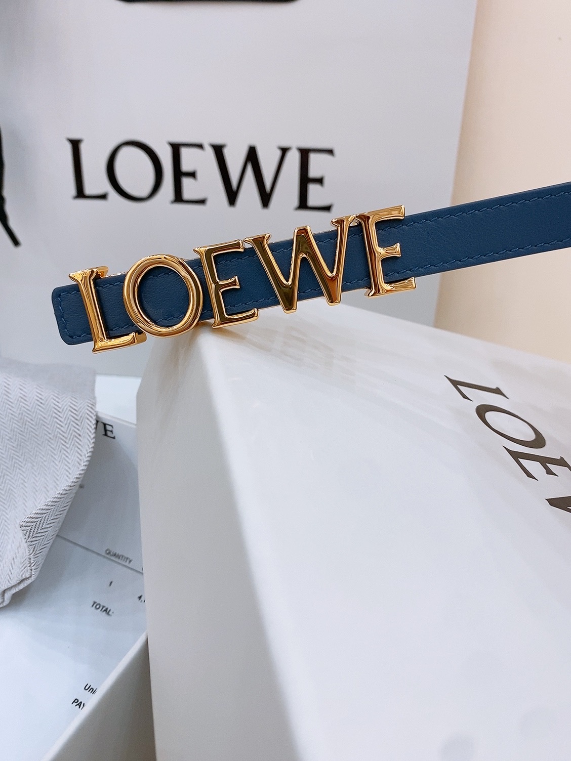 P175 代购正品级🚀罗意威女士腰带-Loewe 光滑牛皮革腰带，侧面饰以金属LOEWE标志，铜五金内穿 宽1.5cm，五孔调节。
