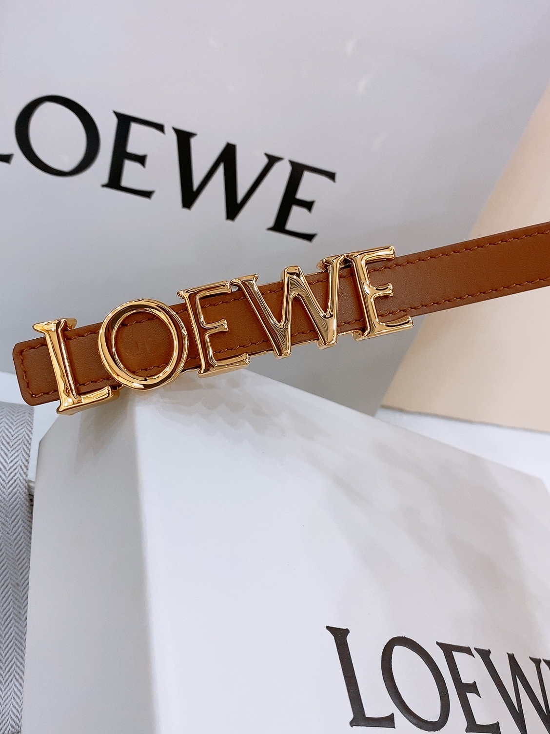 P175 代购正品级🚀罗意威女士腰带-Loewe 光滑牛皮革腰带，侧面饰以金属LOEWE标志，铜五金内穿 宽1.5cm，五孔调节。