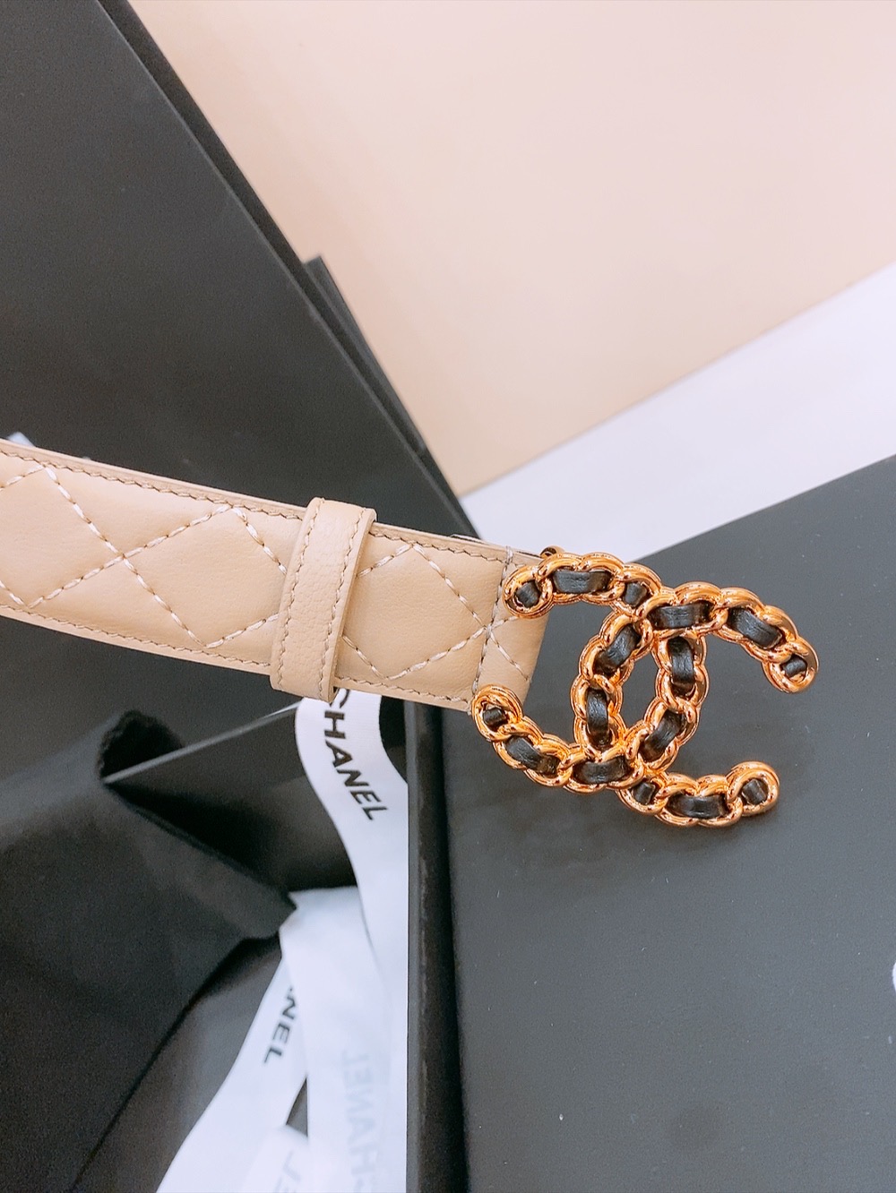 Ms. Chanel’s Classic Leather Belt with Double-C Buttons for Formal Occasions - 图片 3