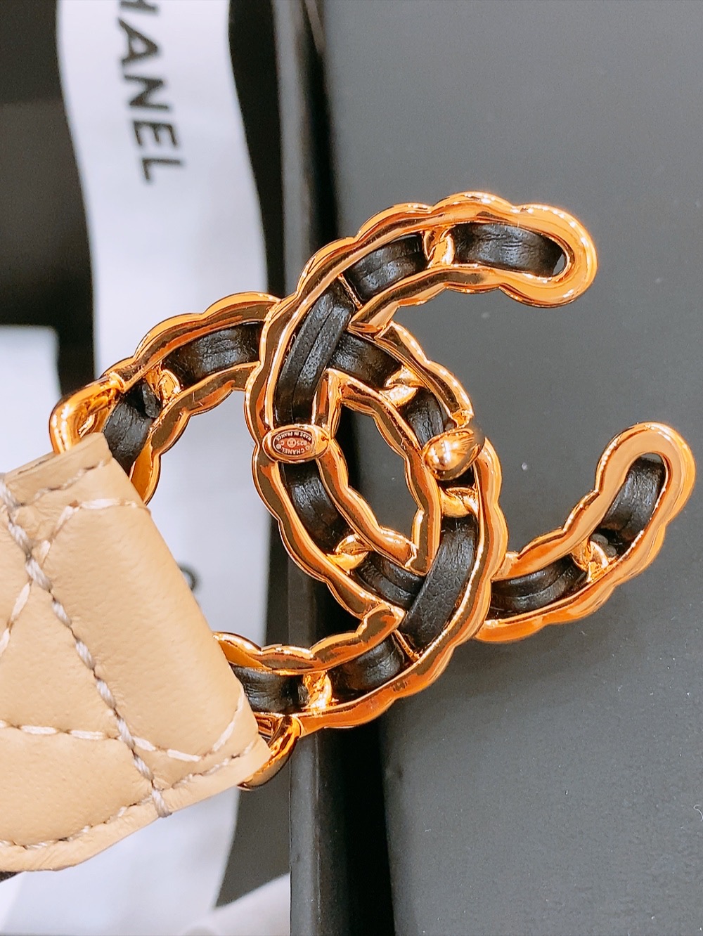 Ms. Chanel’s Classic Leather Belt with Double-C Buttons for Formal Occasions - 图片 4