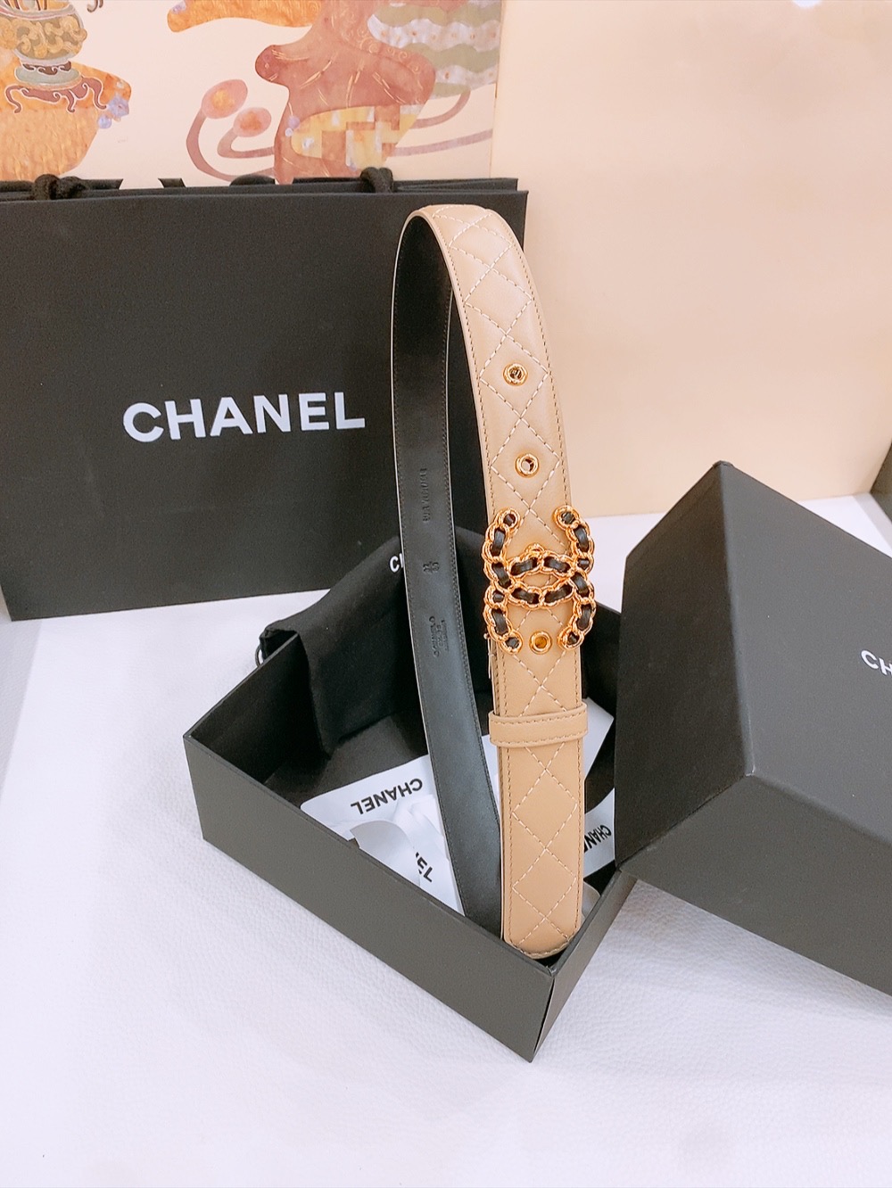 Ms. Chanel’s Classic Leather Belt with Double-C Buttons for Formal Occasions - 图片 1